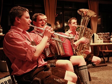 Live Musik bei einer Hochzeit in Bayern (© www.bergvagabunden.com) Hochzeit Bayern