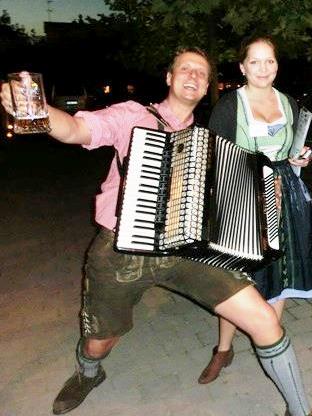 Akkordeonspieler (© www.bergvagabunden.com) Akkordeonspieler
