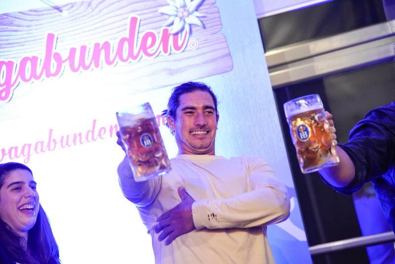 Da schmerzt der Arm: Bierkrugstemmen ist Schwerstarbeit! (© Georg Öllinger | doka) Bierkrugstemmen