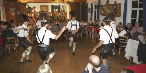Bavarian dancers for hire in Munich and Berlin (© www.bergvagabunden.com) Bavarian dancers