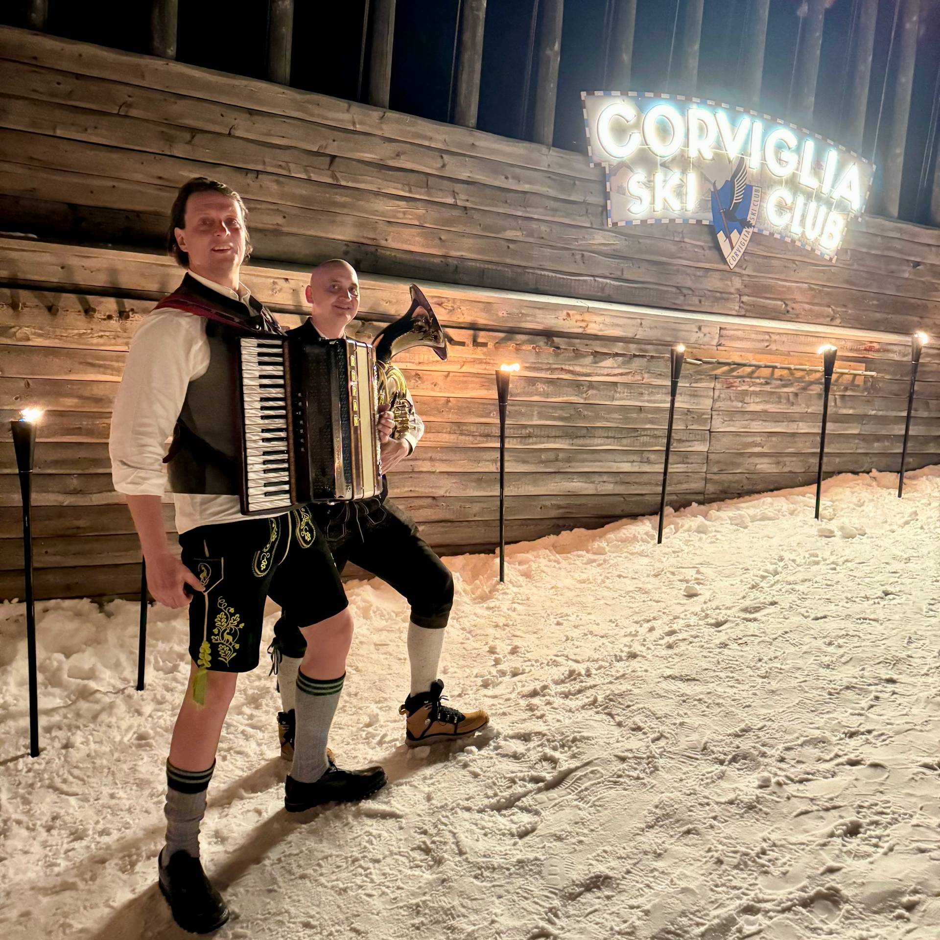 L'orchestre "Bergvagabunden" joue la musique suisse dans une fête au Corviglia Ski Club Saint Moritz