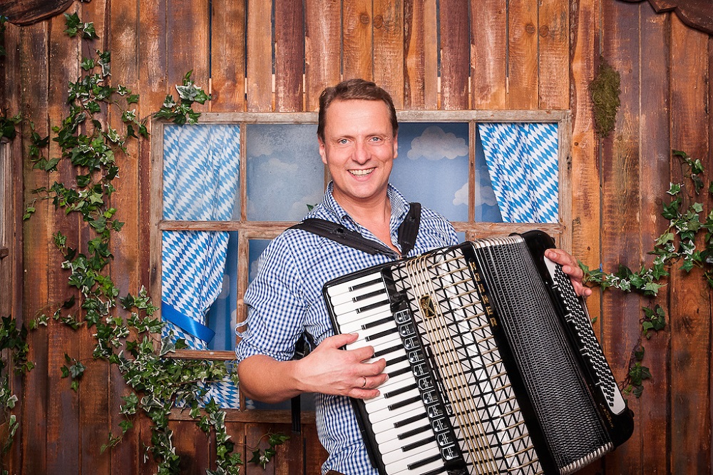 Oktoberfest - Akkordeonist | © bergvagabunden.com Oktoberfest - Akkordeonist