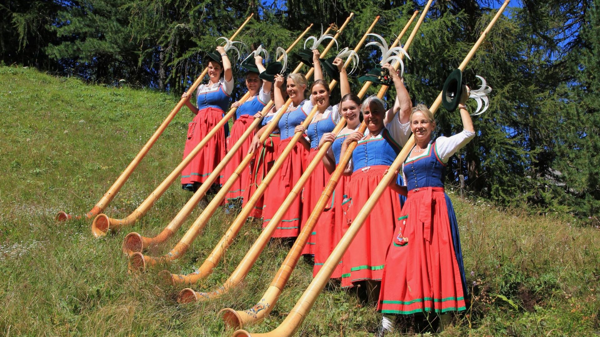Frauen und Alphörner (Alphornbläserinnen bzw. Alphornspielerinnen aus Oberbayern) Frauen und Alphörner (Alphornbläserinnen bzw. Alphornspielerinnen aus Oberbayern)